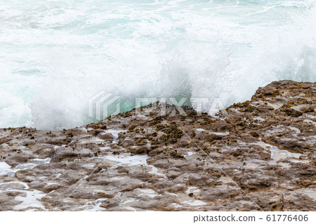 Ocean coast, moviment waves with foam. Ocean coast, moviment waves with foam. 61776406