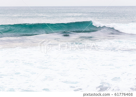 Ocean coast, moviment waves with foam. Ocean coast, moviment waves with foam. 61776408