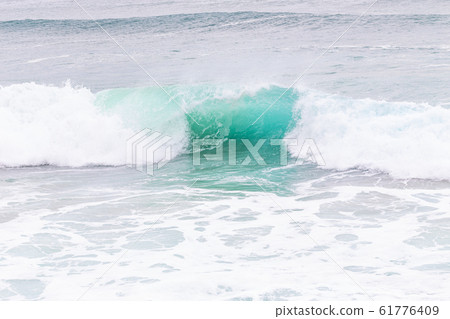 Ocean coast, moviment waves with foam. 61776409