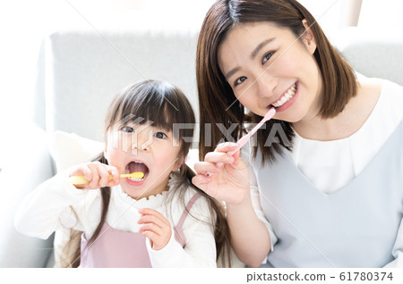 Toothpaste, girl, mom 61780374