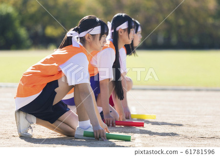 High school students line the start line 61781596