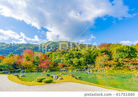 京都Tenryu-ji寺廟在秋天Saugen池塘庭院裡 61781880