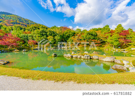 京都Tenryu-ji寺廟在秋天Saugen池塘庭院裡 京都Tenryu-ji寺廟在秋天Saugen池塘庭院裡 61781882