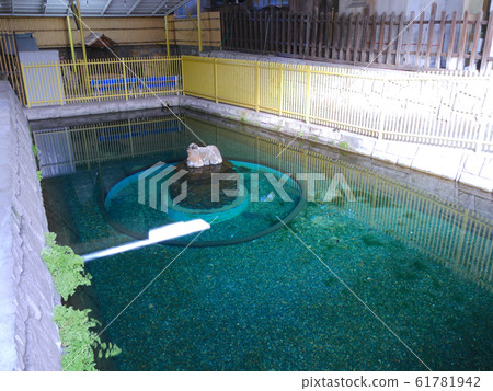 阪神電車和三影站的高架下的清泉靈泉的泉水的“澤之我”(出處)。 阪神電車和三影站的高架下的清泉靈泉的泉水的“澤之我”(出處)。 61781942