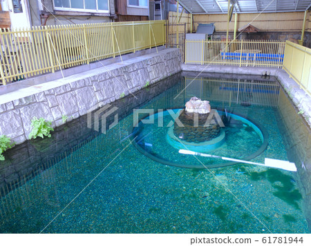 "Sawa no I" (source) of the spring water of the clear and clear Reizumi, which is under the elevated train of Hanshin train and Mikage station. 61781944