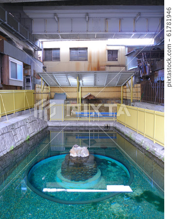 阪神電車和三影站的高架下的清泉靈泉的泉水的“澤之我”（出處）。 61781946