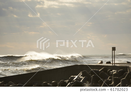(Chiba / Isumi-shi / Ohara-cho / Tanugaura) The sun shines over the stormy white waves [Scene of New Year's Day / 2020] 61782023