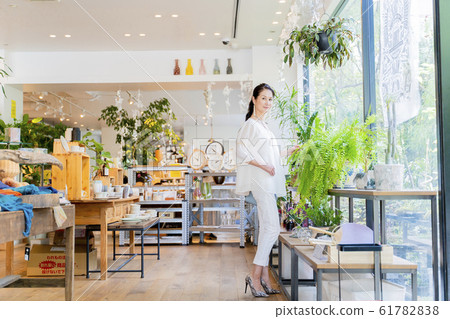 中年婦女在精選商店購物 中年婦女在精選商店購物 61782838