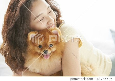 和小狗一起生活的年輕女子 61783326