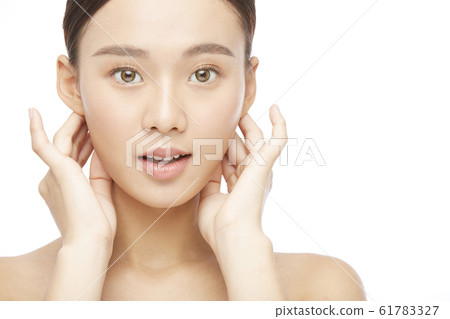 女人在白色背景上的美女照片 61783327