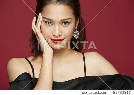 在彩色背景上穿裙子的肖像 61783517