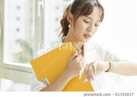 年輕女子商業肖像 年輕女子商業肖像 61783657
