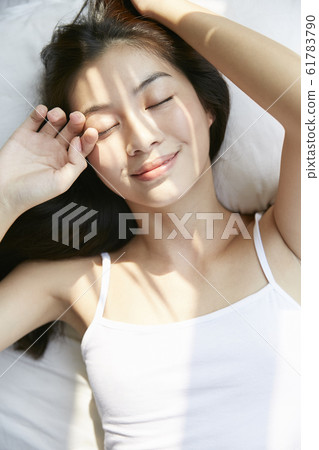 放鬆心情美女畫像 61783790