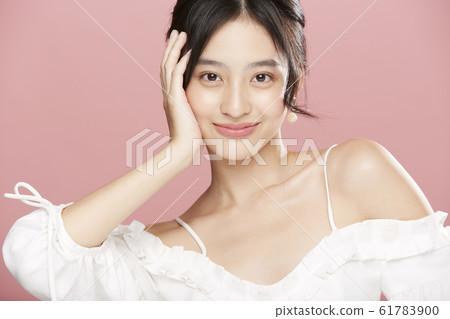 女人的美麗照片在粉紅色的背景上 女人的美麗照片在粉紅色的背景上 61783900