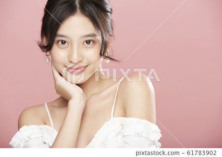 女人的美麗照片在粉紅色的背景上 女人的美麗照片在粉紅色的背景上 61783902