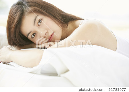 放鬆在臥室的婦女 61783977
