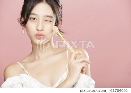 女人的美麗照片在粉紅色的背景上 女人的美麗照片在粉紅色的背景上 61784001