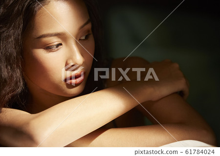 放鬆的女人和光的對比 放鬆的女人和光的對比 61784024