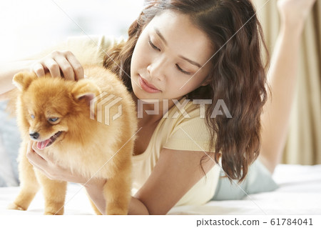 和小狗一起生活的年輕女子 和小狗一起生活的年輕女子 61784041