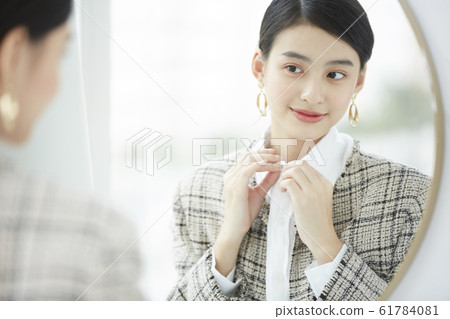 打扮的女人 打扮的女人 61784081