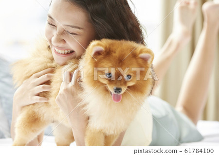 和小狗一起生活的年輕女子 61784100
