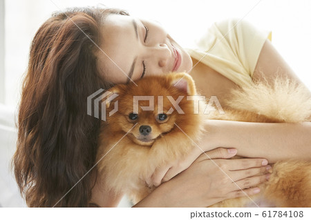 和小狗一起生活的年輕女子 和小狗一起生活的年輕女子 61784108