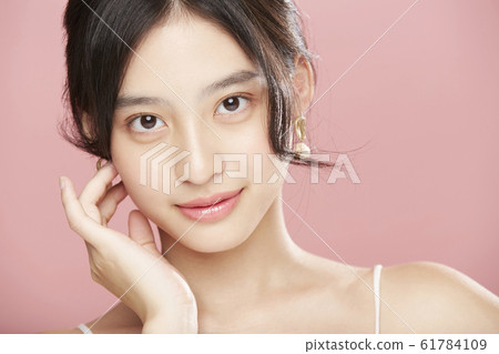 女人的美麗照片在粉紅色的背景上 61784109