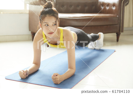 在她的房間裡訓練的年輕女子 61784110