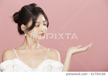 女人的美麗照片在粉紅色的背景上 61784188