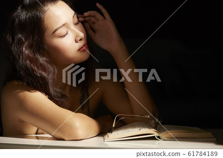 放鬆的女人和光的對比 61784189