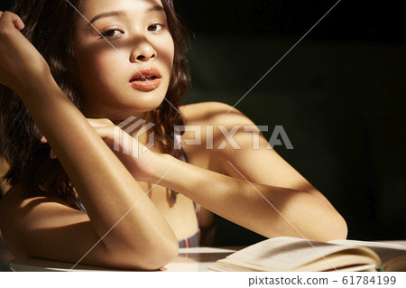 放鬆的女人和光的對比 放鬆的女人和光的對比 61784199