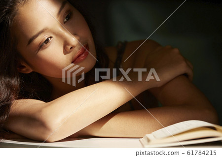 放鬆的女人和光的對比 放鬆的女人和光的對比 61784215