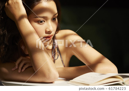 放鬆的女人和光的對比 放鬆的女人和光的對比 61784223