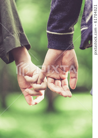 夫婦holding愧的同時手牽著手 61784821