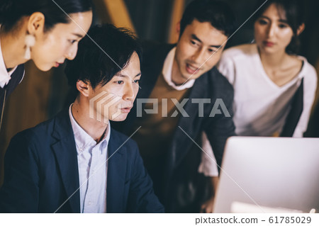 Businessmen and businesswomen who make arrangements 61785029