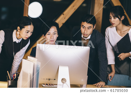 Businessmen and businesswomen who make arrangements 61785030