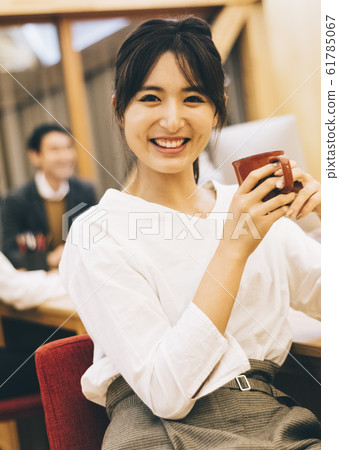 Business woman drinking coffee between work 61785067