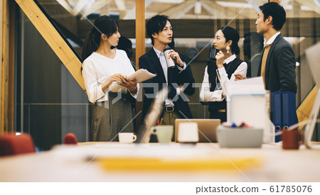 商人和女企業家在工作之間交談 61785076