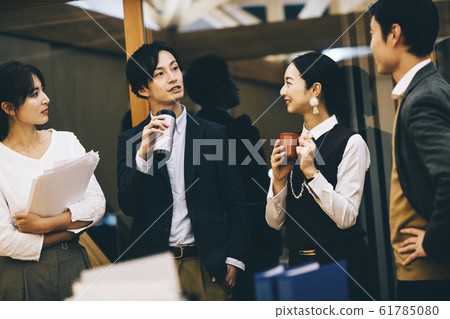 Businessmen and businesswomen talking between work 61785080