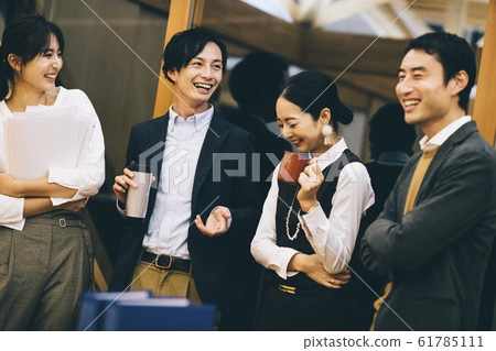 商人和女企業家在工作之間交談 61785111