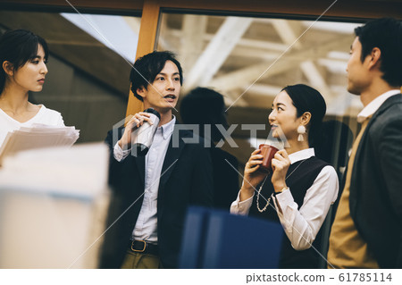 商人和女企業家在工作之間交談 商人和女企業家在工作之間交談 61785114