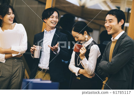 Businessmen and businesswomen talking between work 61785117