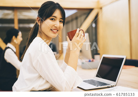 Business woman drinking coffee between work 61785133