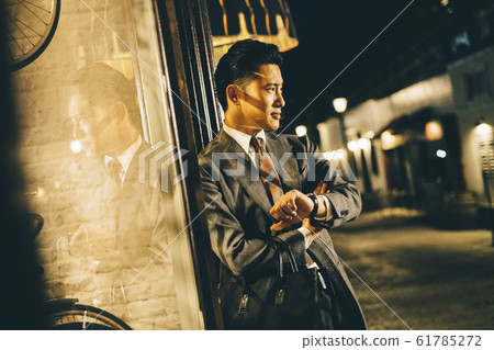 Businessman returning from work 61785272
