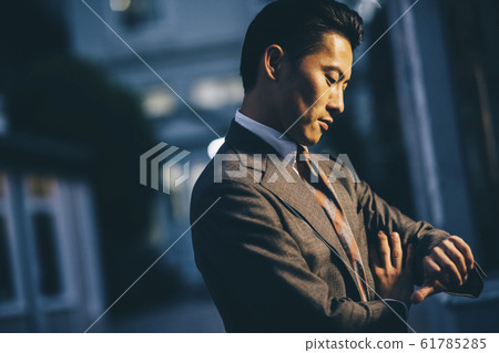 Businessman returning from work 61785285