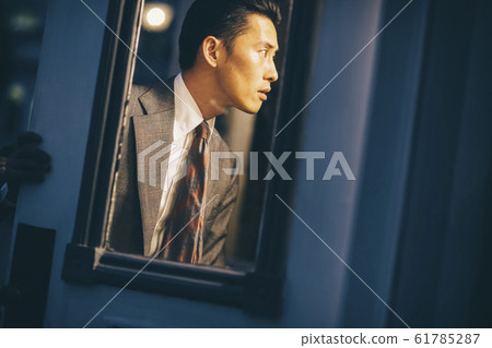 Businessman returning from work 61785287