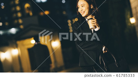 在下班回家的路上的女商人 61785333