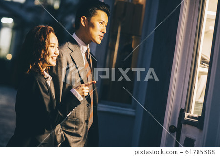 Couple dating after work 61785388