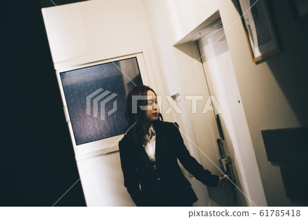 在下班回家的路上的女商人 61785418