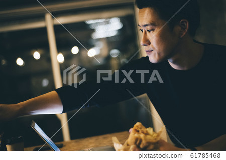 Men eating rice while working 61785468